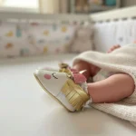 Zapatilla de bebé primeros pasos blanco con carita - Modelo 040