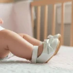Zapatilla de bebé primeros pasos blanco con lazo grande - Modelo 048
