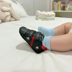 Zapatilla de bebé primeros pasos negro con franjas rojas y verdes - Modelo 007